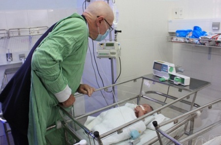 Tổng Lãnh sự quán Úc tặng thiết bị y tế cho bệnh viện Khánh Hòa